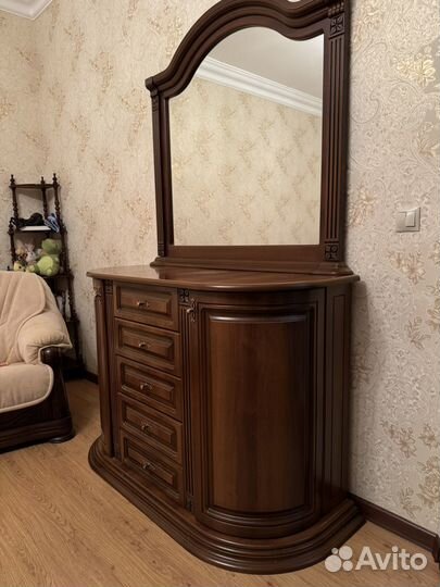 Комод с зеркалом