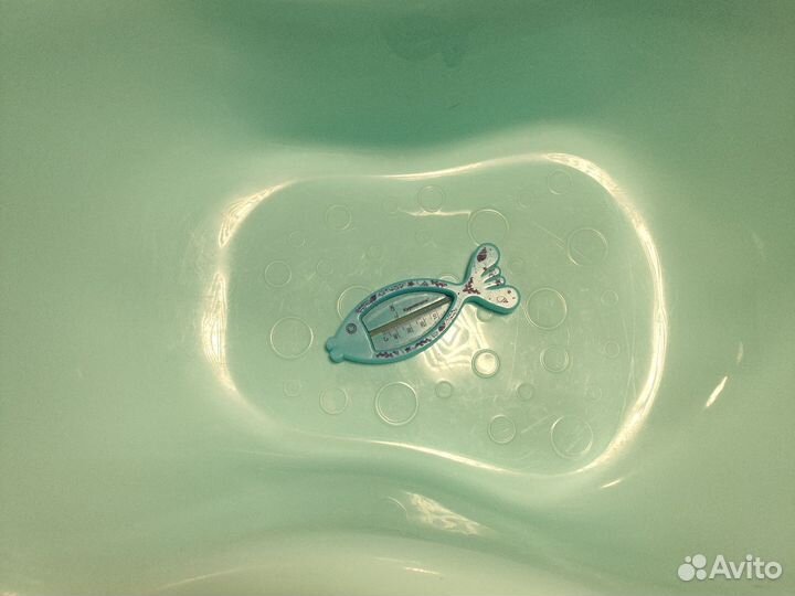 Ванночка для купания новорожденного и термометр