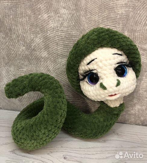 Змейка,связанная крючком из плюшевой пряжи