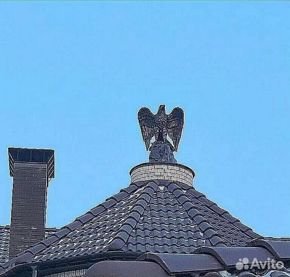 Орел на крыше-скульптура
