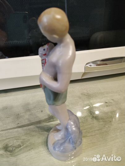 Статуэтка фарфоровая Мальчик с рыбой кэкхз