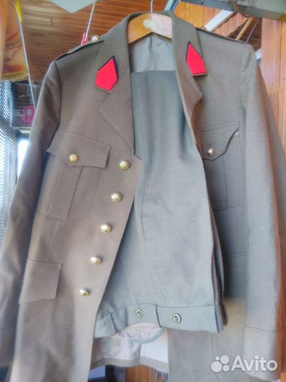 2 кителя немецких 2 костюма английских