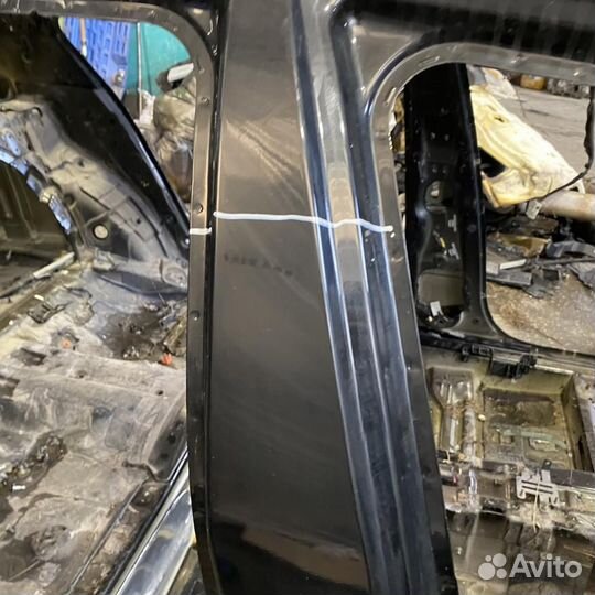 Стойка центральная правая Kia Quoris KH 2012-2016