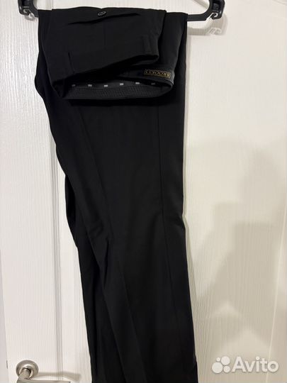 Двубортный костюм