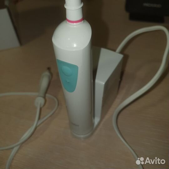 Электронная зубная щетка braun