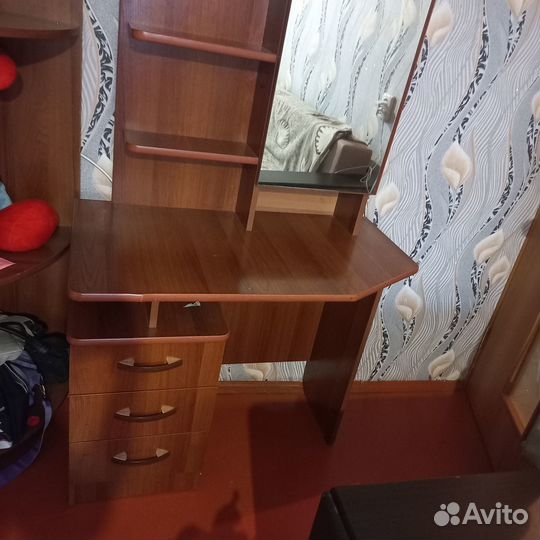 Трюмо с зеркалом