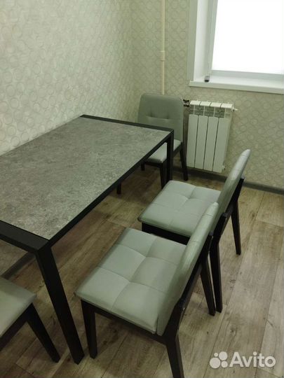 Стол и стулья