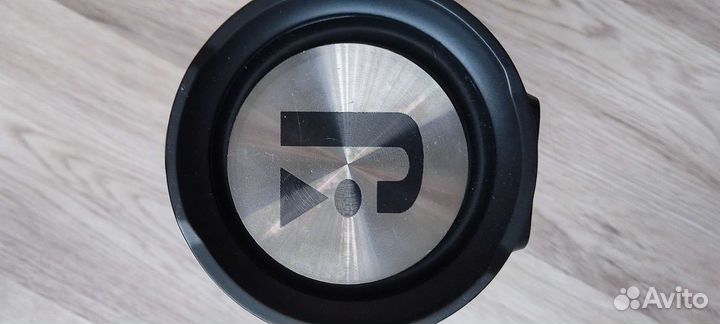 Колонка по блютузу,есть разем под USB