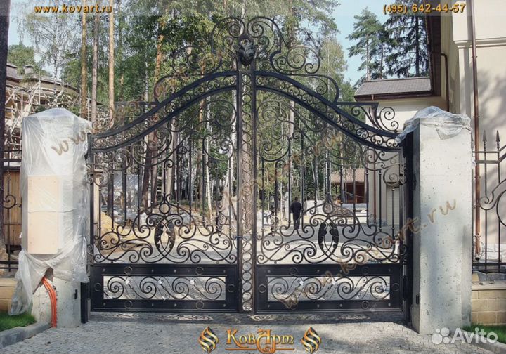 Кованые распашные ворота металлические