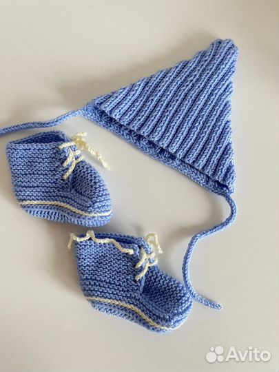 Шапочка и пинетки для новорождённого (вязаные)