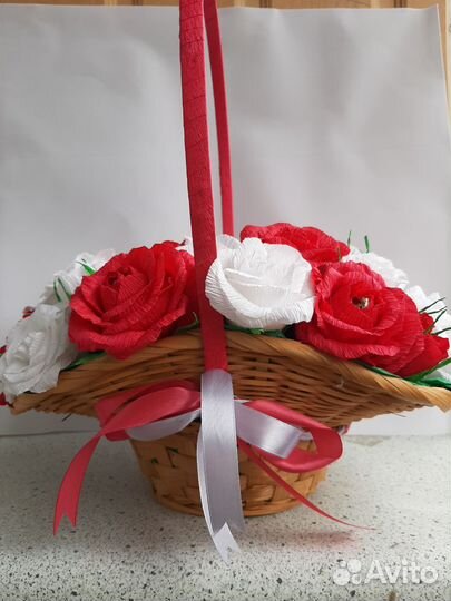 Сладкая композиция роз из конфет в корзине