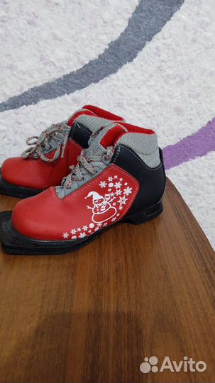 Лыжные ботинки коньки