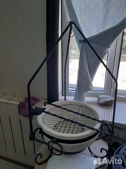 Чугунный казан с очагом, треногой и решеткой гриль