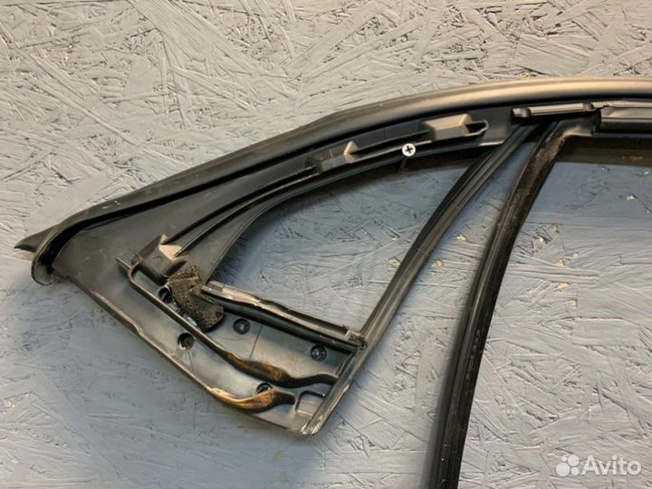 Уплотнитель стекла двери передний правый Bentley