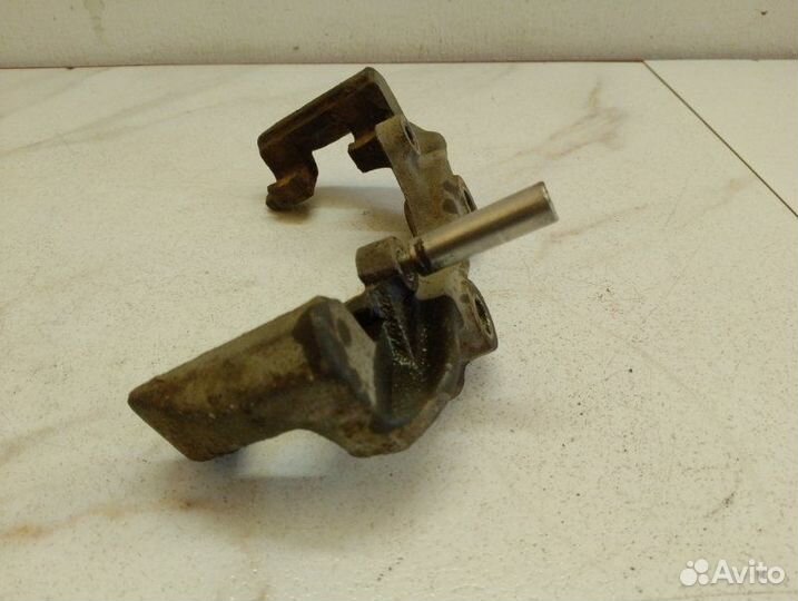 Скоба суппорта переднего левого Opel Omega A C20NE