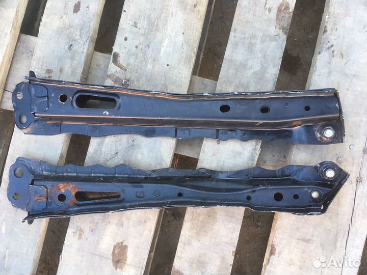 Toyota RAV4 продольный усилитель подрамника правый