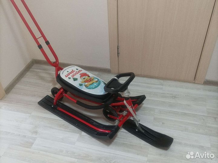 Снегокат с колесами и ручкой