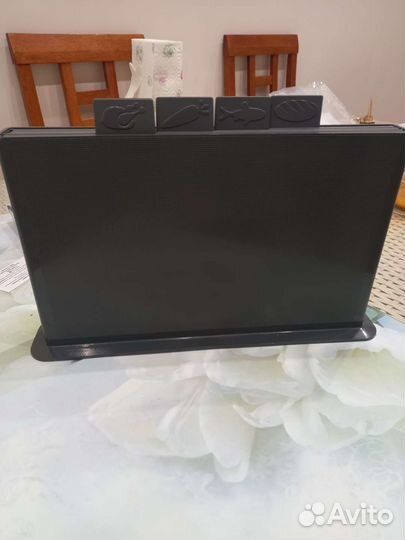 Разделочные доски в подставке.Тарелочки.Мельницы