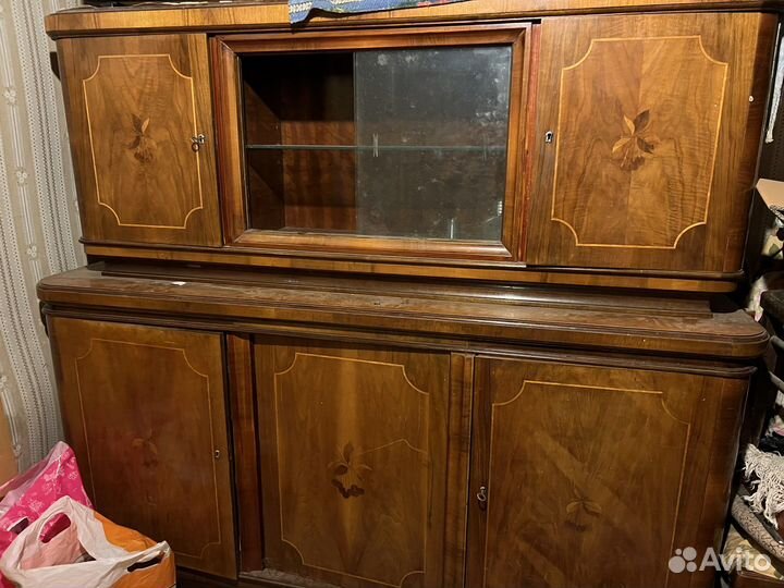 Старинный антикварный шкаф буфет
