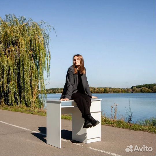 Компьютерный стол новый с тумбой