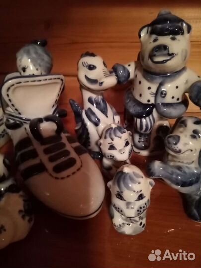 Статуэтки и коробочки Гжель