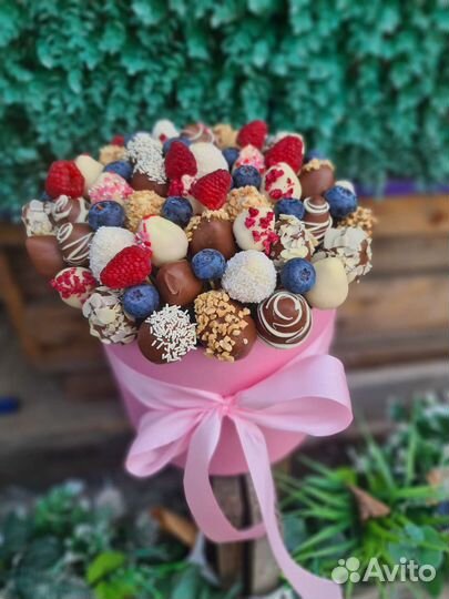 Клубника в шоколаде, доставка цветов, розы