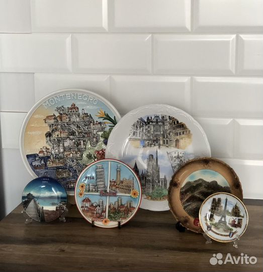 Коллекция тарелок из разных стран и городов