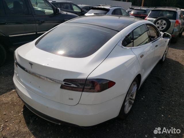 В разборе Tesla Model S 2014 год
