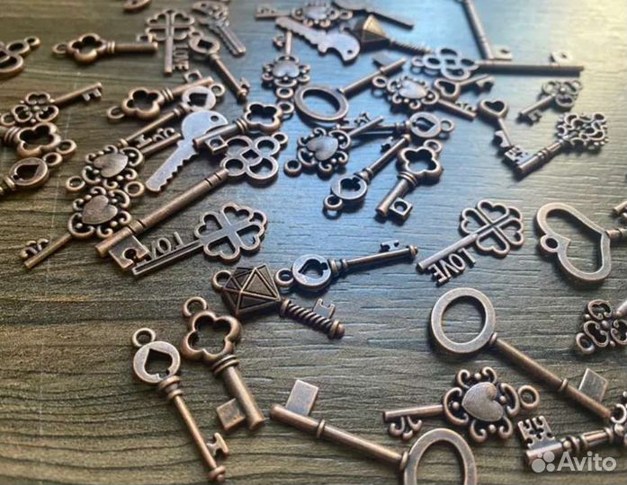 Брелок подвеска ключики и часики, ключ латунный