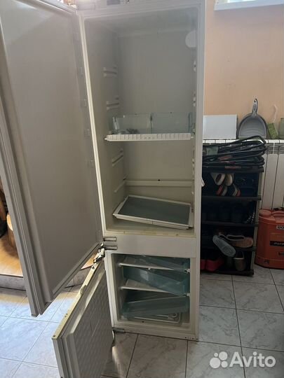 Встраиваемый холодильник Siemens KI30E440