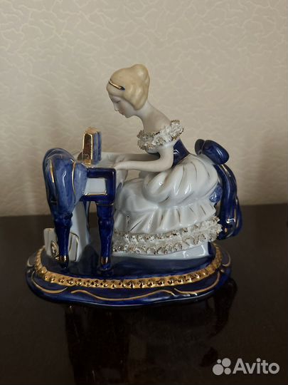 Статуэтка Дама с пианино