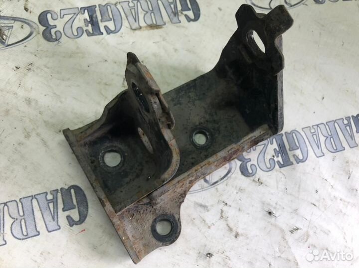 Верхнее крепление кпп Toyota noah