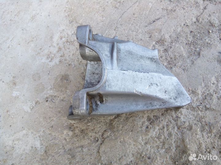 Кронштейн МКПП -левый Ауди 100/A6 C4