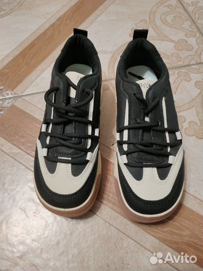 Кроссовки женские