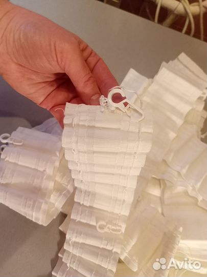 Куски шторной ленты с крючками