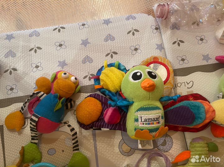 Навесные игрушки на коляску и кроватку