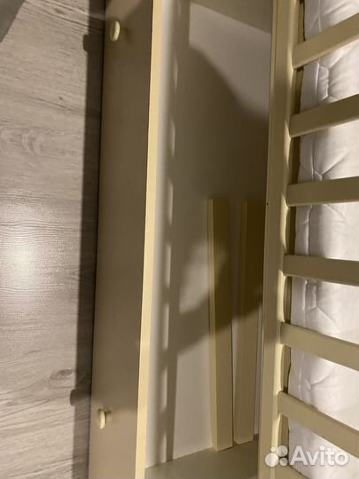 Детская кроватка с маятником