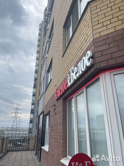 Продавец кассир красное белое