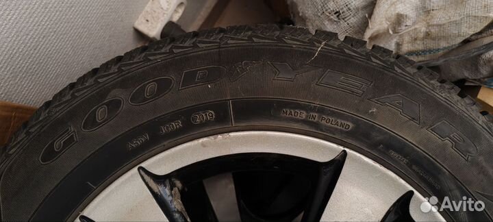 Goodyear UltraGrip Ice+ 215/65 R16 98T