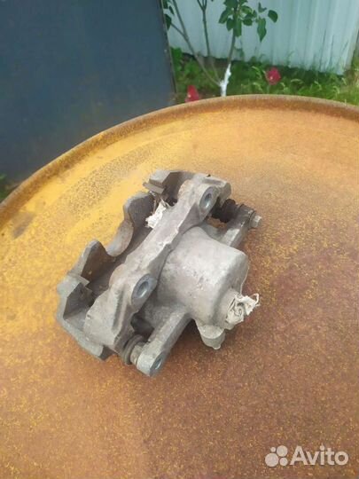 Volkswagen polo передний супорт правый и левый