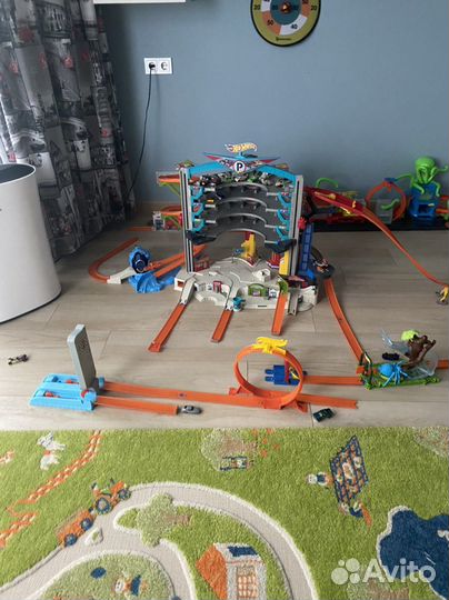 Большой гараж Hot wheels