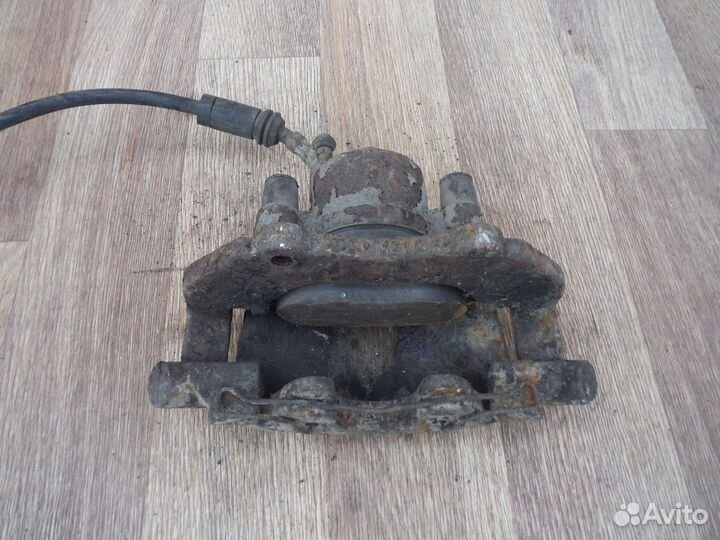 Суппорт передний левый Volvo S40 2007