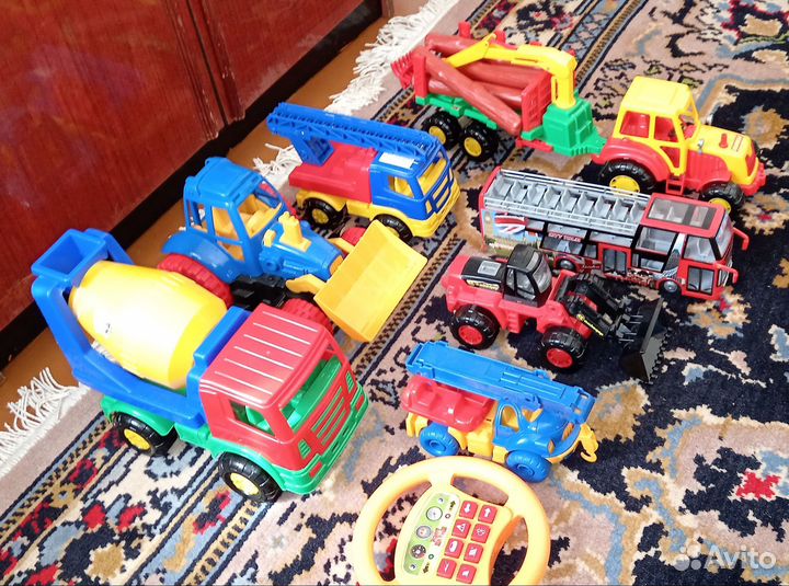 Детские игрушки для мальчиков машины и рыцари