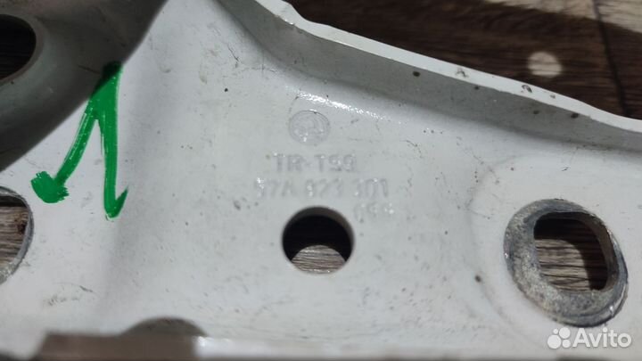 Петля капота правая левая Skoda karoq