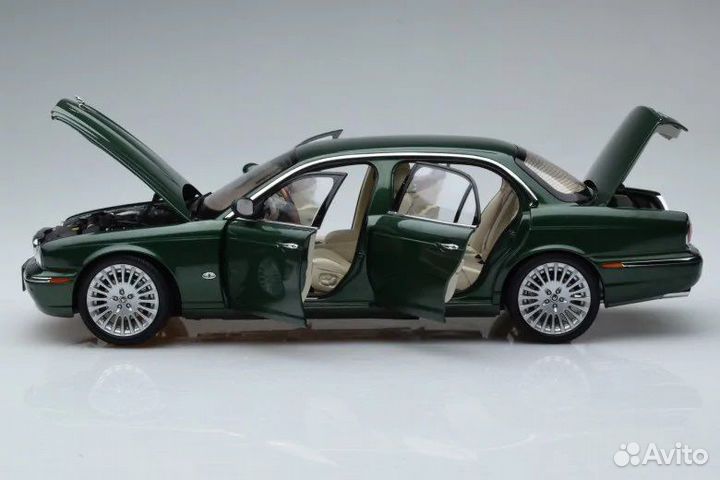 Jaguar XJ6 (X350) Racing Green 1/18 Almost Real