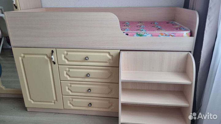 Детская кровать чердак со столом и шкафом