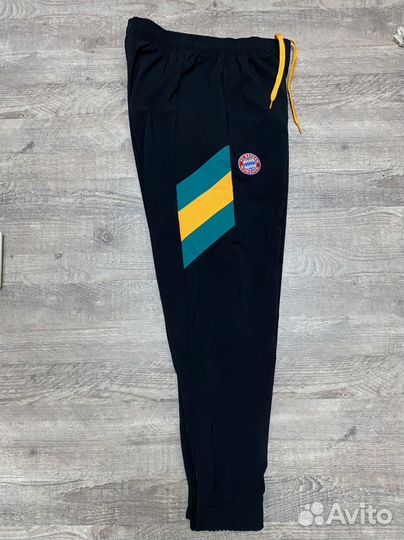 Штаны adidas FC Bayern Icon Woven HT8837