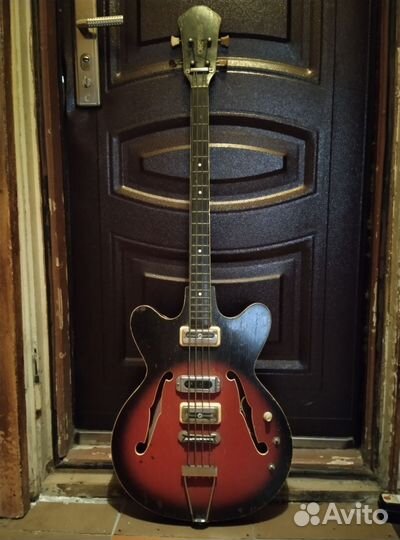 Винтажная бас-гитара