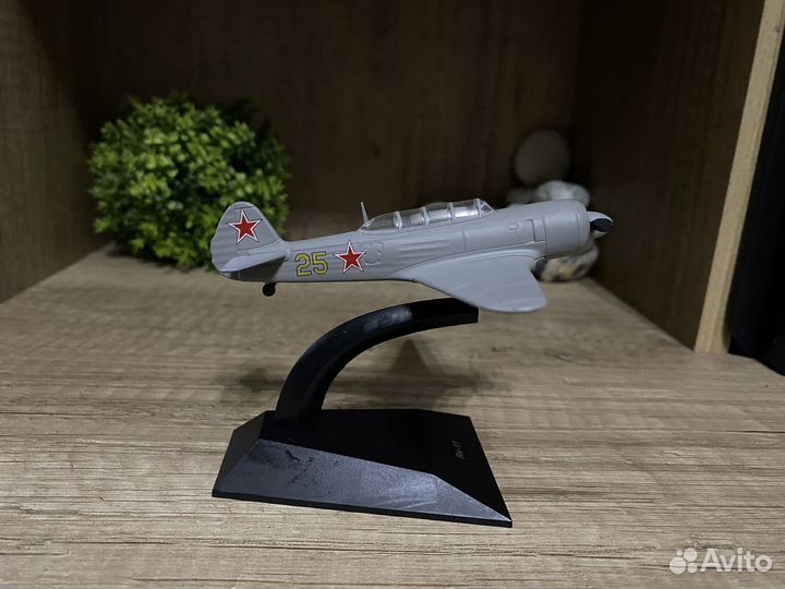 Модель самолета Як-11