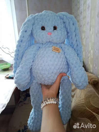 Большой плюшевый заяц